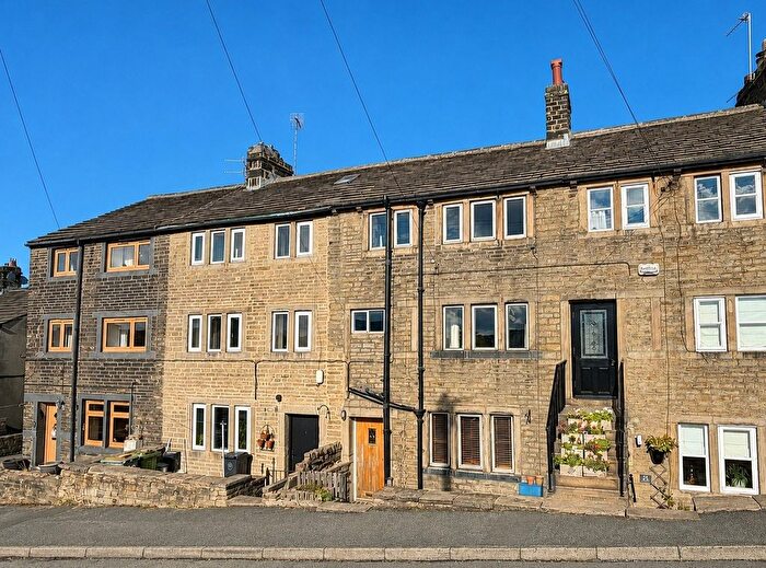 2 Bedroom Detached House For Sale In Cinderhills Road, Holmfirth, West Yorkshire, Uk, HD9