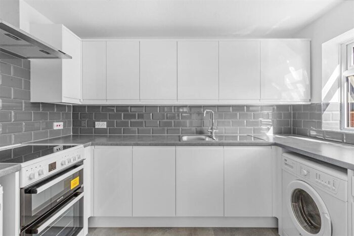1 Bedroom Apartment To Rent In Birches Rise, West Wycombe Road (available Now), HP12