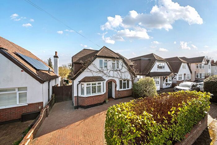 4 Bedroom Detached House For Sale In Hollies Avenue, West Byfleet, KT14