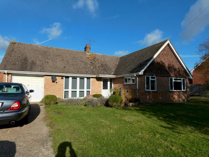 3 Bedroom Detached Bungalow To Rent In Toddington Lane, Wick, Littlehampton BN17