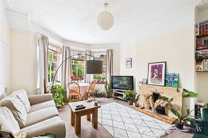 2 Bedroom Flat For Sale In Kirkstall Road, London, SW2