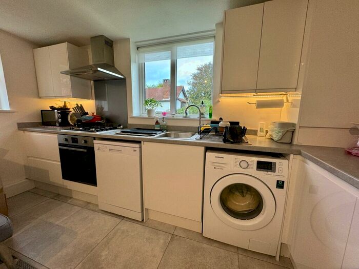 2 Bedroom Maisonette To Rent In Linden Close, Thames Ditton, KT7