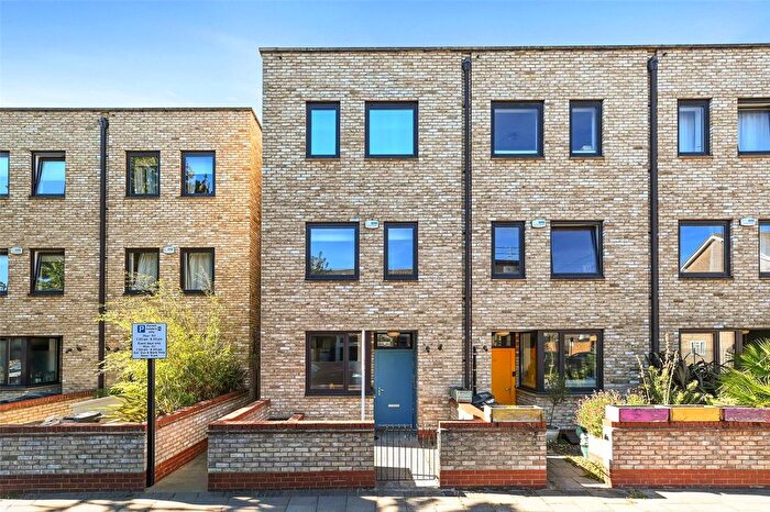 4 Bedroom End Of Terrace House For Sale In Daubeney Road, Hackney, London, E5