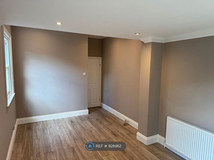 2 Bedroom Flat To Rent In Garratt Lane, London, SW18