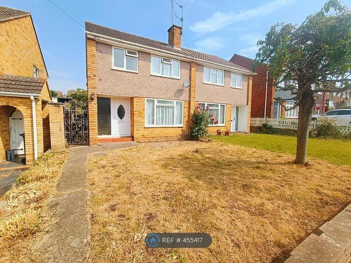 3 Bedroom Semi-Detached House To Rent In St. Saviours Road, Reading, RG1