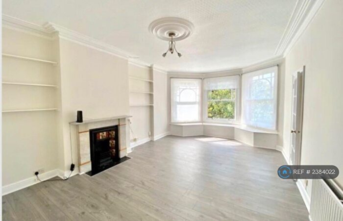 3 Bedroom Flat To Rent In Colney Hatch Lane, London, N10