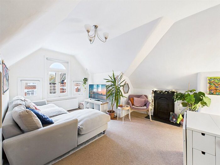 2 Bedroom Flat To Rent In St Stephens Gardens, St Margarets, TW1