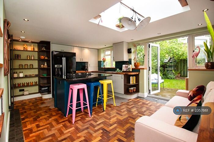 3 Bedroom Flat To Rent In Barry Road, London, SE22