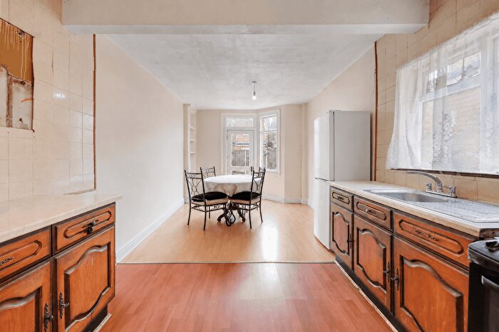 3 Bedroom Terraced House For Sale In Mildenhall Road, Lower Clapton, E5 - Photo 3