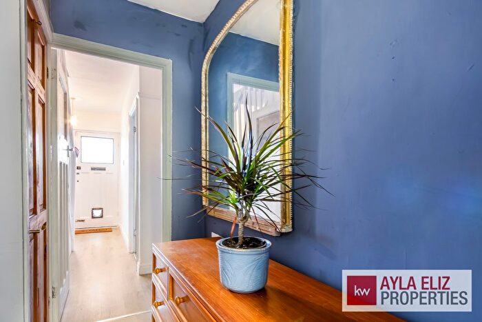 3 Bedroom Semi-Detached House For Sale In The Loning, Enfield, EN3