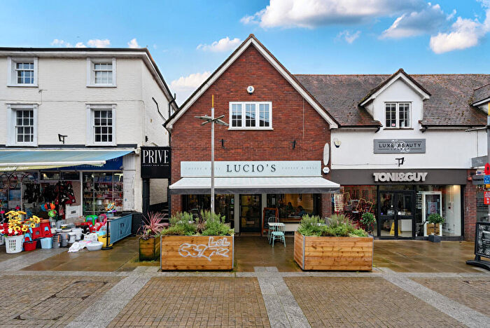 2 Bedroom Flat To Rent In High Street, Leatherhead, KT22