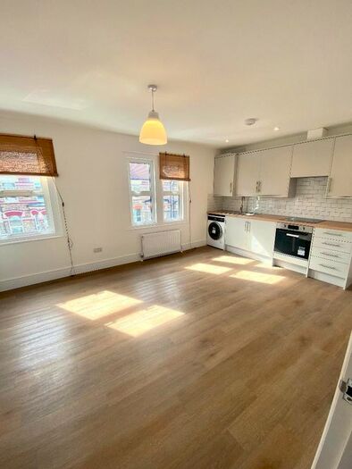 2 Bedroom Flat To Rent In Sandmere Road, London, SW4