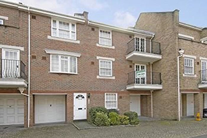 2 Bedroom Flat To Rent In Richmond, Surrey, TW9