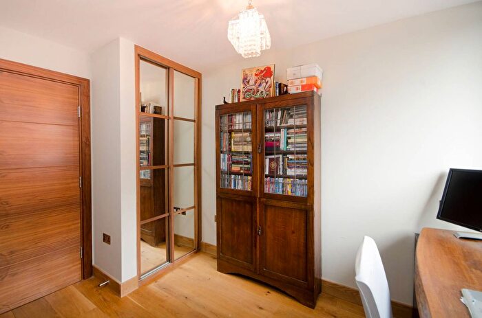 3 Bedroom Flat To Rent In Chesterton Square, South Kensington, London, W8