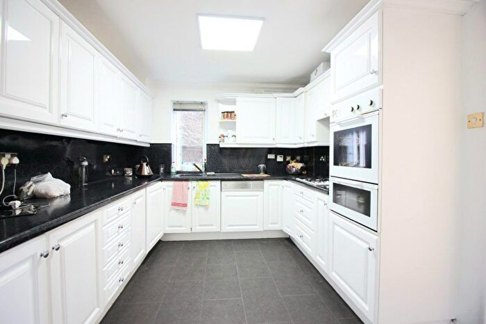 3 Bedroom Flat To Rent In Queens Road, London, NW4
