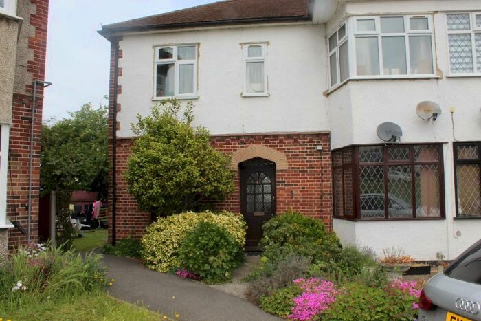 2 Bedroom Ground Maisonette To Rent In Lodge Court, High Street, Hornchurch, London, RM12