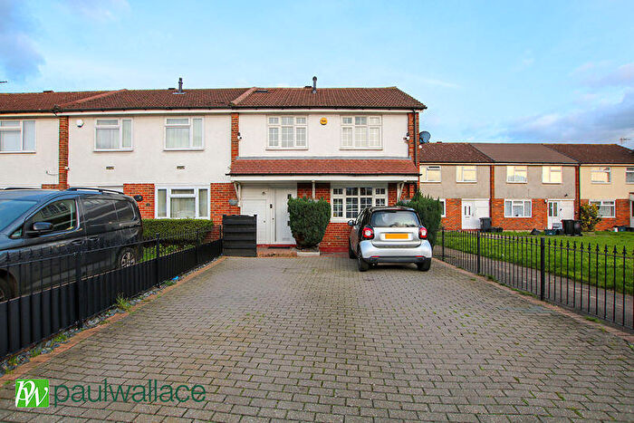 3 Bedroom End Of Terrace House For Sale In Green Close, Cheshunt, EN8