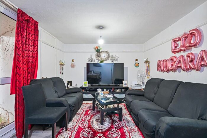 4 Bedroom Maisonette For Sale In Hind Grove, Tower Hamlets, London, E14