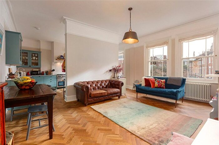 2 Bedroom Flat For Sale In Kentish Mansions, London Road, Tunbridge Wells, Kent, TN1