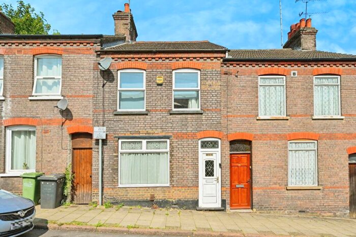 3 Bedroom Terraced House For Sale In Ashton Road, Luton, LU1