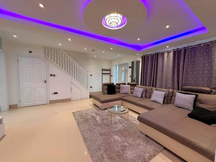 3 Bedroom Detached House For Sale In School Approach, Hayes, UB4