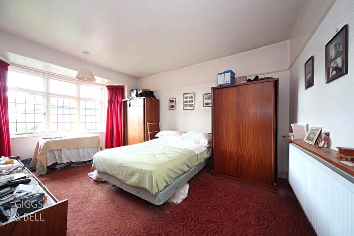 4 Bedroom Detached House For Sale In Montrose Avenue, Luton, Bedfordshire, LU3