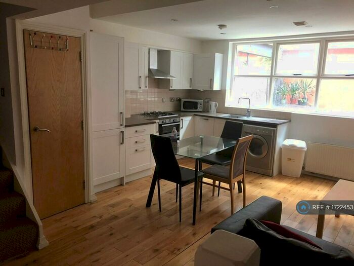 3 Bedroom Flat To Rent In Luna Street, Manchester, M4
