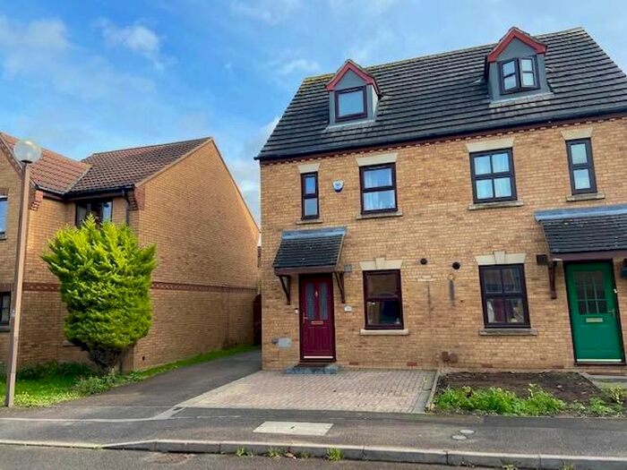 3 Bedroom Property To Rent In St. Helens Grove, Monkston, Milton Keynes MK10