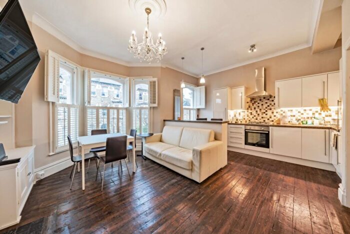 2 Bedroom Flat To Rent In Beauchamp Road, London, SW11