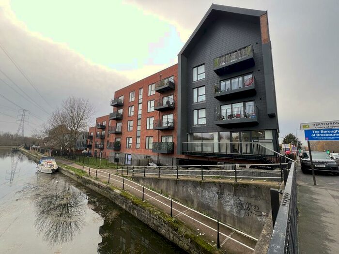 2 Bedroom Apartment To Rent In Hazlemere Marina, Waltham Abbey, EN9