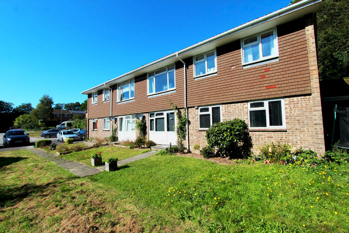 2 Bedroom Ground Flat To Rent In Dickson Park, Wickham, PO17