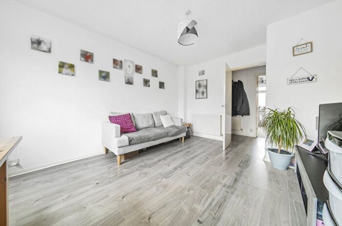 1 Bedroom Flat For Sale In Guildford, Surrey, GU4