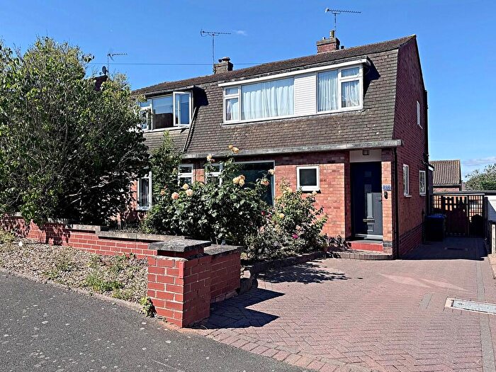 3 Bedroom Semi-Detached House For Sale In Lunn Avenue, Kenilworth, CV8
