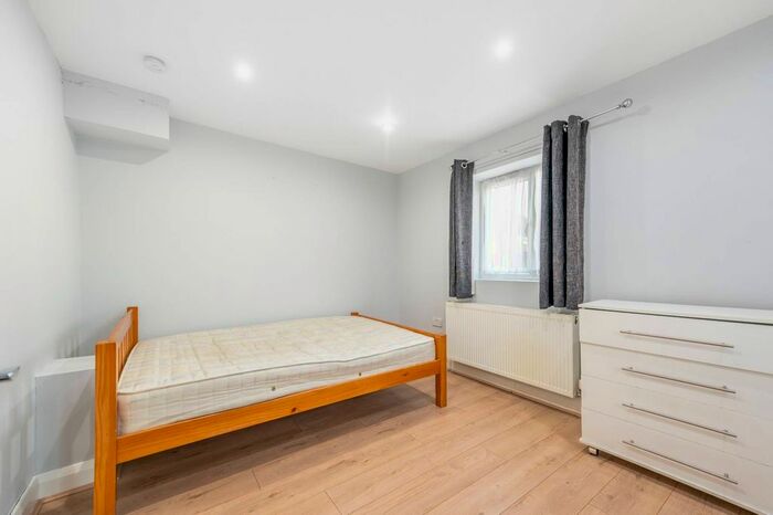 2 Bedroom Flat To Rent In Horn Lane, Acton, London, W3