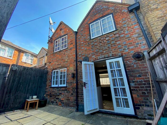2 Bedroom Property To Rent In Akeman Street, Tring, HP23