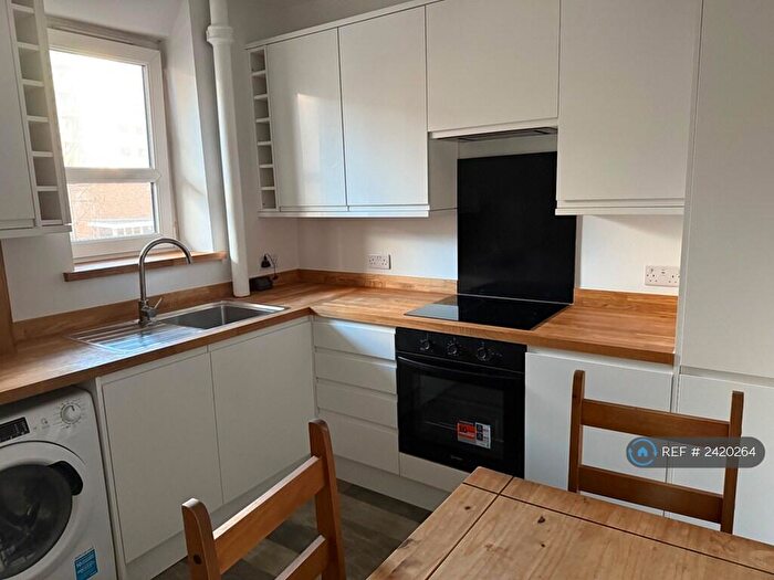 3 Bedroom Flat To Rent In Brigstock House, London, SE5