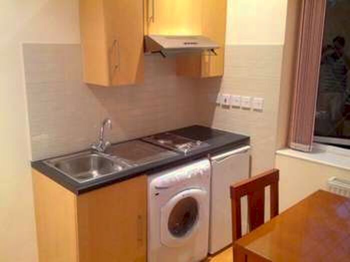 Flat To Rent In Broadfields Avenue, Edgware, HA8