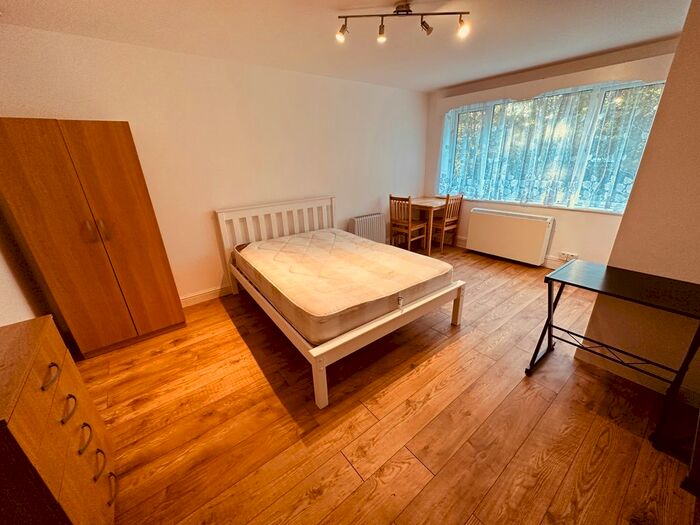 Studio To Rent In Gainsborough Road, Finchley, N12