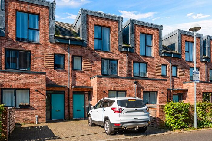 3 Bedroom Property For Sale In Reynard Way, Brentford, TW8