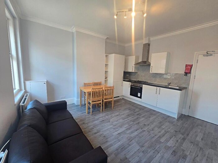 3 Bedroom Flat To Rent In London Road, Mitcham, Greater London, CR4