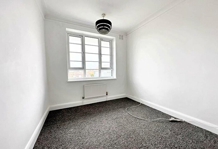 2 Bedroom Flat To Rent In Chichester Drive East, Saltdean, Brighton, BN2