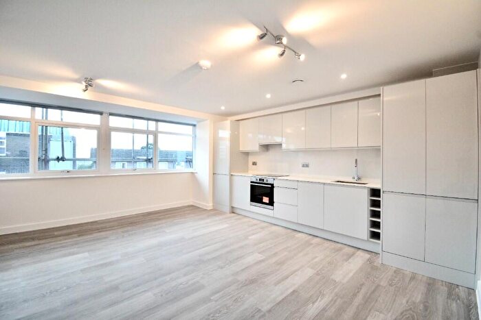 2 Bedroom Flat To Rent In High Street, Rayleigh, Essex, SS6