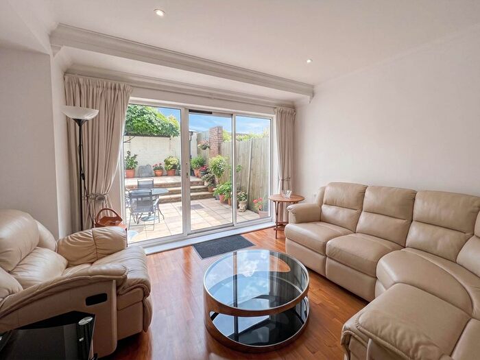 3 Bedroom Flat To Rent In Imperial Court, Kennington, SE11