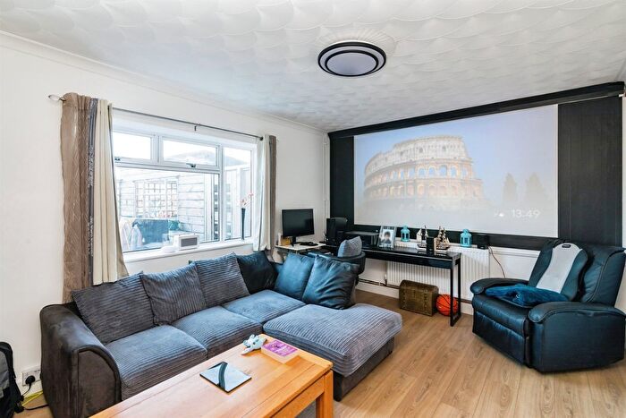 3 Bedroom End Of Terrace House For Sale In Hollingsworth Road, Lowestoft, NR32