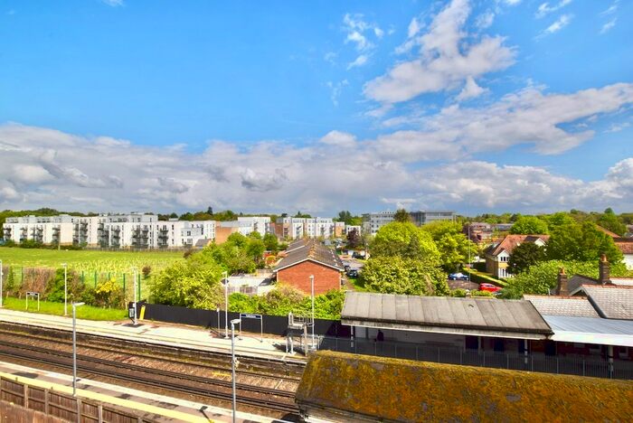 2 Bedroom Flat To Rent In Victory Park Road, Addlestone, United Kingdom, KT15