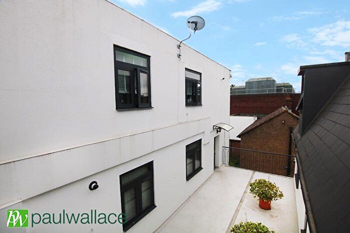 1 Bedroom Flat For Sale In Turners Hill, Cheshunt, EN8