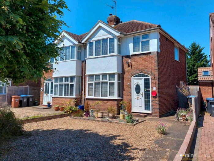 3 Bedroom Semi-Detached House To Rent In Heathcote Avenue, Hatfield, AL10