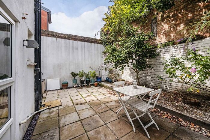2 Bedroom Flat For Sale In Kilburn Lane, London, W10