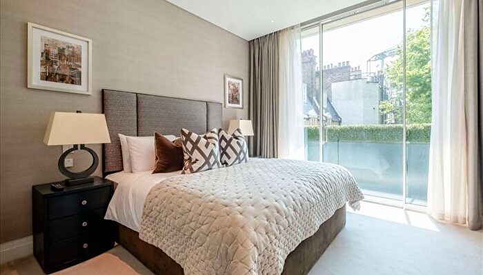 3 Bedroom Flat To Rent In Green Street, Mayfair, W1K