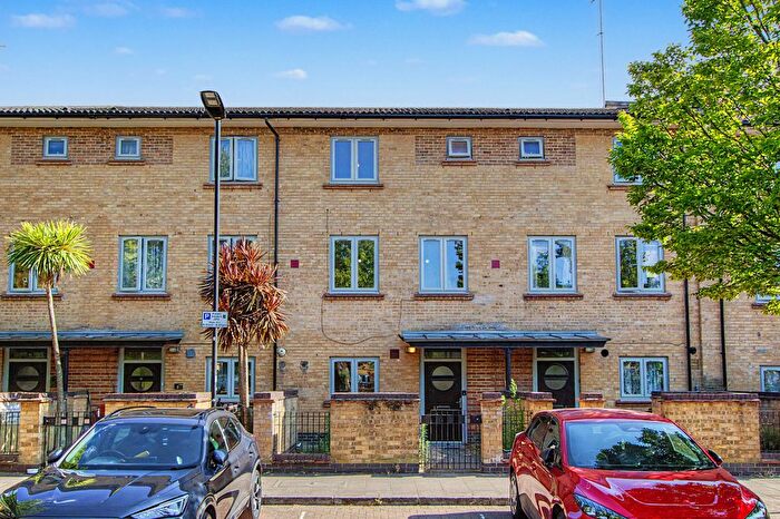 4 Bedroom Terraced House For Sale In Evergreen Square, London, E8